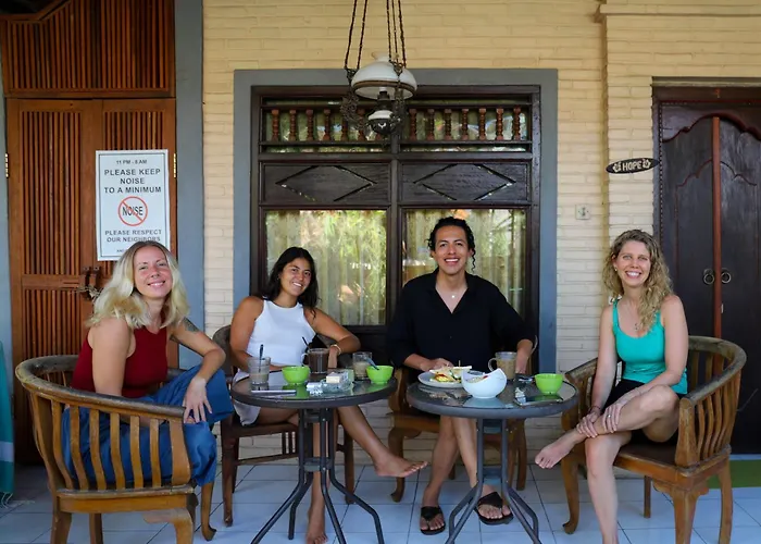 The Wayan House Хостел *